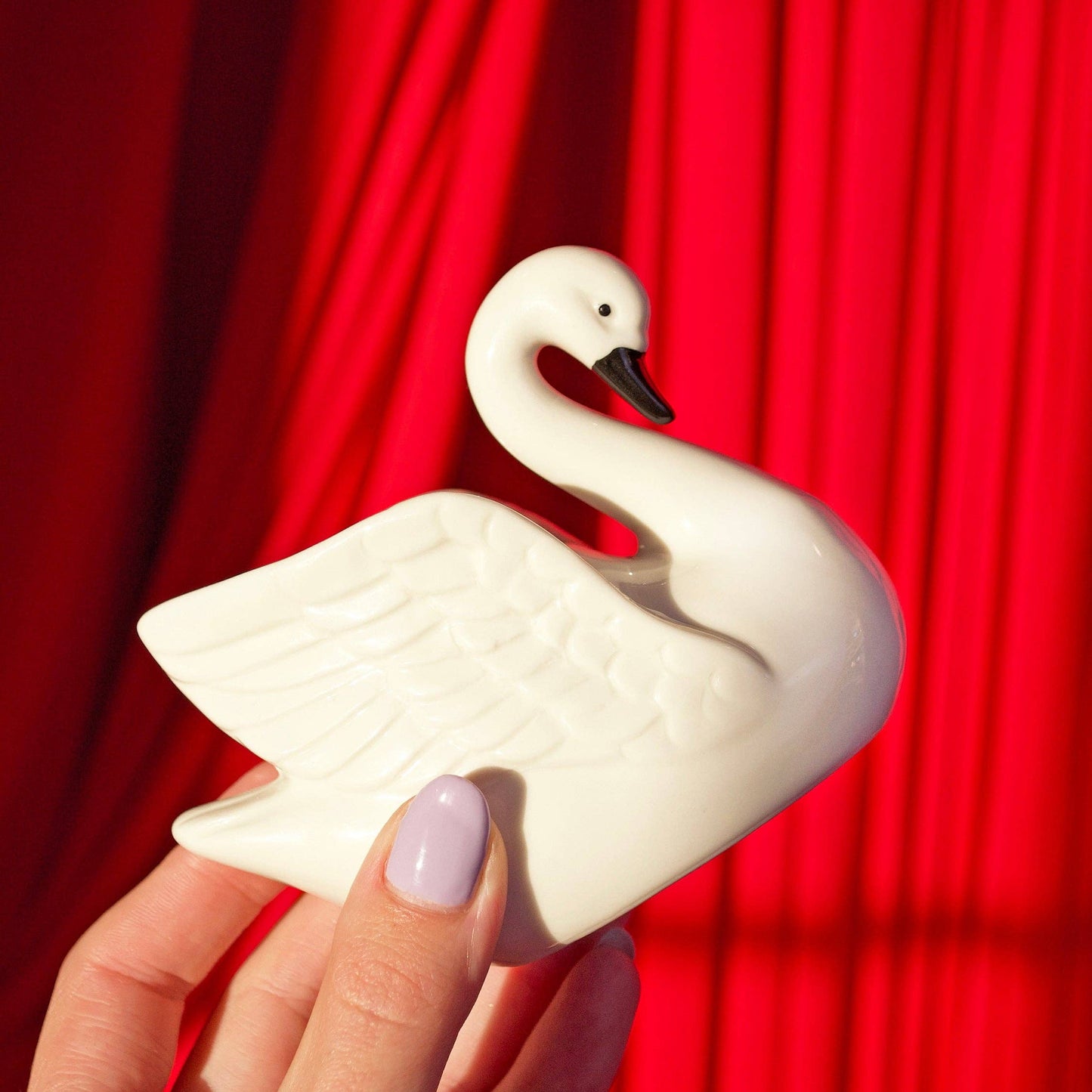 Swan Match Striker – Aesthetic Ceramic Match Holder & Bud Vase
