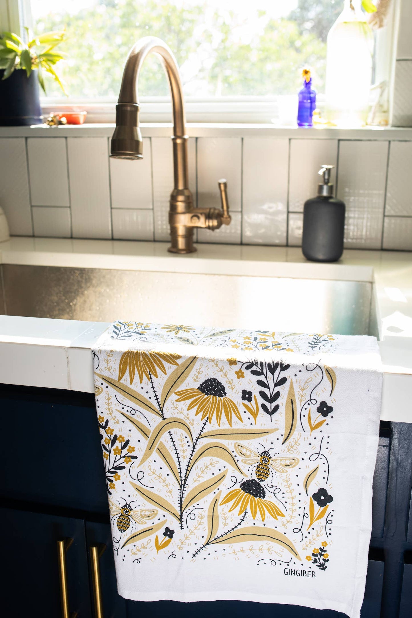 Bee Garden Tea Towel - Bee Floral Kitchen Towel Decor